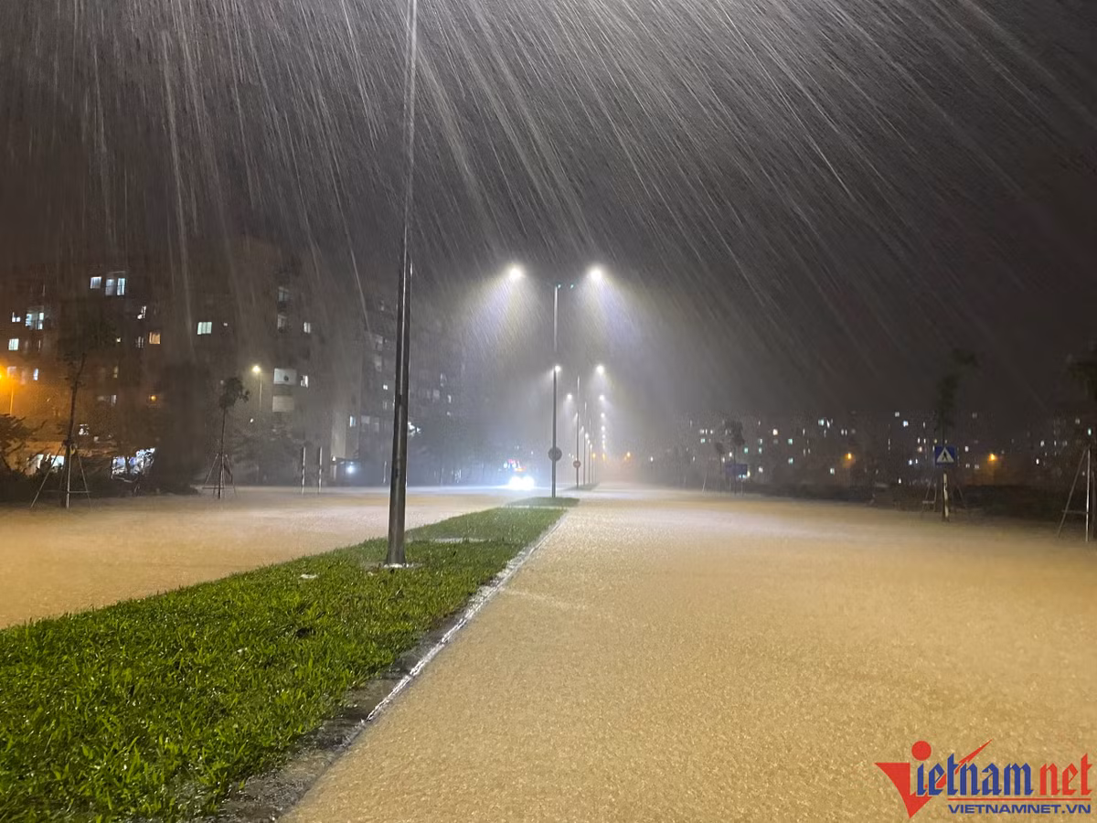 Lũ dâng cao trong đêm, nhà dân ở TT-Huế ngập sâu, QL1A chia cắt Lu dang cao trong dem, nha dan o TT-Hue ngap sau, QL1A chia cat