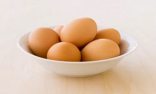 1. Trứng là loại thực phẩm chứa rất nhiều dưỡng chất như choline, Omega-3, kẽm, lutein, trong đó quan trọng nhất là axetylcholin, chất dẫn truyền thần kinh quan trọng tham gia vào nhiều chức năng của não bộ. Do đó, ăn trứng không chỉ giúp tăng cường trí nhớ mà còn giúp con cải thiện độ tập trung.