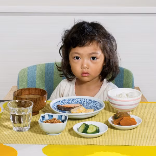 Trẻ em Nhật Bản. Bữa sáng của bé gái Saki Suzuki, 2.5 tuổi, Tokyo, bao gồm một món ăn lên men đậu tương được gọi là Natto, cơm trắng, súp miso...