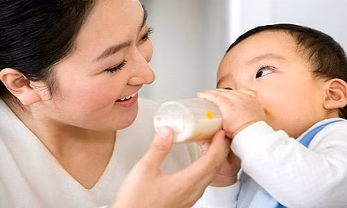 Để chọn cho trẻ loại sữa thích hợp, phụ huynh cần xem trẻ thuộc nhóm nào: suy dinh dưỡng hay béo phì, có dị ứng sữa bò hay không…
