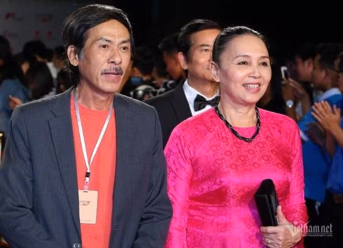 Chia sẻ với VietNamNet về cuộc hôn nhân 42 năm với bạn cùng lớp - diễn viên Ngọc Thu, NSND Bùi Bài Bình nói: "Cô ấy không phải xinh nhất lớp, không bằng Phương Thanh hay Thanh Quý nhưng lại là chị cả của 5 người em. Tôi cảm mến vì Thu là người tần tảo, chăm chỉ. Cô nào nhà gốc gác ở Hàng Ngang, Hàng Đào sang chảnh thì mình không tơ tưởng được và họ cũng chẳng yêu mình".