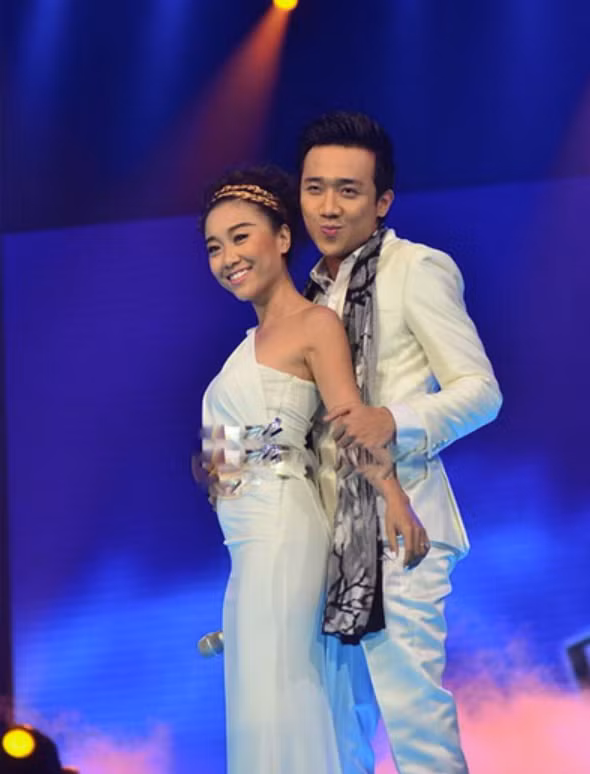 Năm 2011, Trấn Thành và Đoan Trang đăng quang tại gameshow "Cặp đôi hoàn hảo". Sự kiện đánh dấu bước tiến mới trong sự nghiệp của nam MC, giúp anh được công chúng cả nước biết tới rộng rãi. Lúc này, ngoại hình của Trấn Thành cũng dần cuốn hút hơn. (Ảnh: NSX)
