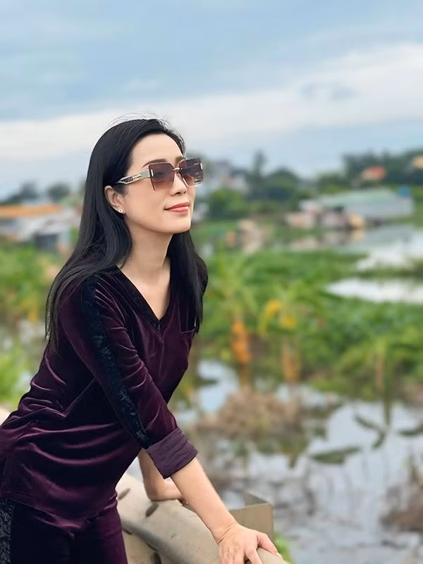 Sau những ồn ào về chuyện từ thiện, NSND Trịnh Kim Chi trở lại cuộc sống yên bình. Cô vẫn miệt mài cống hiến cho nghề và những hoạt động thiện nguyện lẫn công tác xã hội.