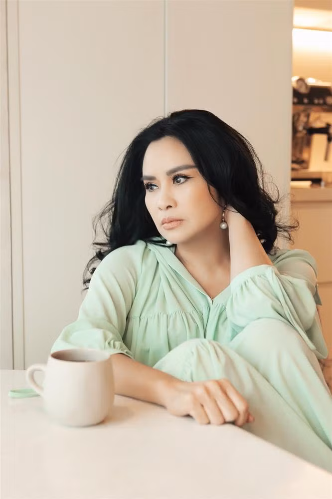 Trong suốt sự nghiệp, Thanh Lam nhiều lần thay đổi phong cách, từ mái tóc dài óng ả đến kiểu tóc ngắn cá tính những năm 90. Tuy nhiên, gương mặt mặt chị luôn cân đối, ánh mắt sâu thẳm và thần thái quyến rũ. Thanh Lam thường kẻ eyeliner, nhấn vào đôi mắt to tròn và tô son đỏ đậm để tôn vẻ đẹp cổ điển.