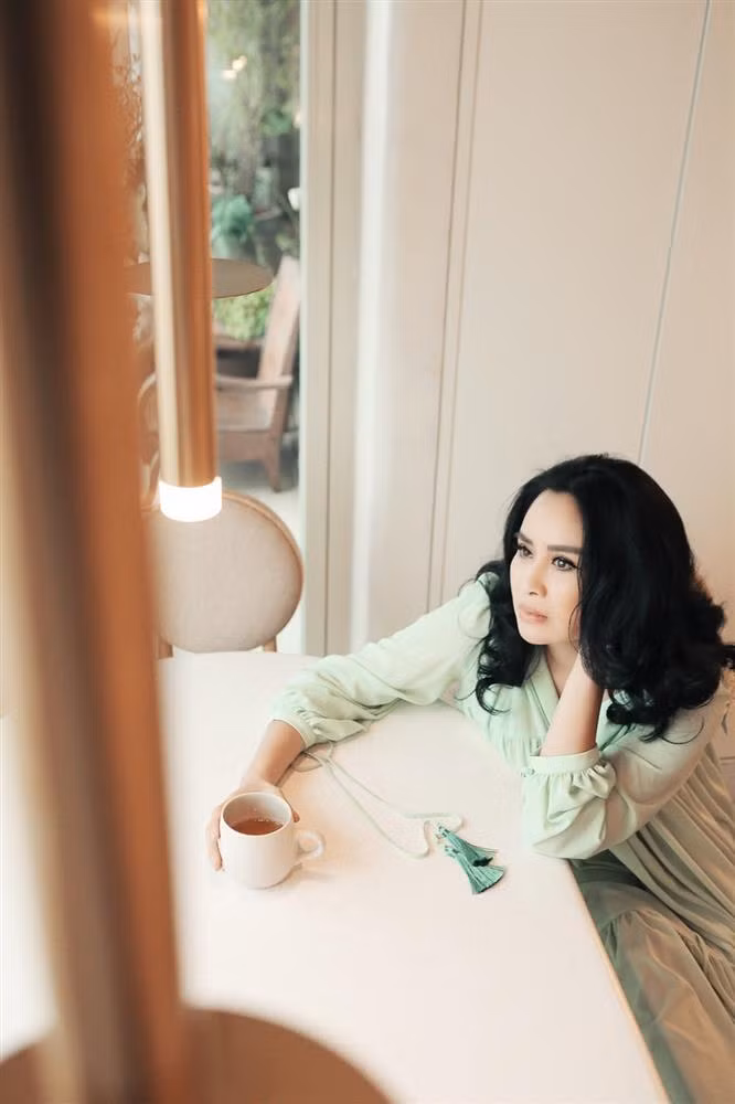 Ở tuổi 55, dù gương mặt đã in hằn dấu vết thời gian, nhưng ánh mắt sáng, nụ cười ngọt ngào và vẻ đẹp đầy nữ tính vẫn giúp Thanh Lam tỏa sáng trong mỗi sự kiện. Hạnh phúc bên bác sĩ Bùi Tiến Hùng dường như càng khiến "người đàn bà đẹp" trở nên quyến rũ và mặn mà hơn.