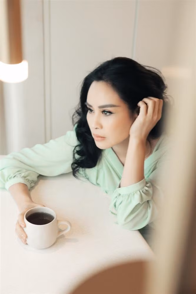 "Tôi cho rằng, vẻ đẹp của người phụ nữ, nhất là của những người phụ nữ lớn tuổi, toát ra từ vẻ đẹp trí tuệ, chứ không phải hình thức. Thử để ý xem, nhiều người phụ nữ chỉ đẹp không thôi khi già trông thương lắm. Họ giống như ngôi nhà cũ không có con người ở trong đấy", nữ diva tâm sự.