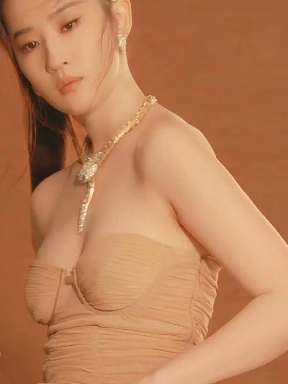 Cô không chỉ thể hiện xuất sắc trong những bộ phim cổ trang mà còn chói sáng không kém trong những bộ phim truyền hình hiện đại. 