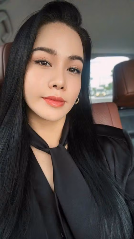  "Sau đổ vỡ trong hôn nhân, kéo theo nhiều lùm xùm, tôi mang tâm lý lười yêu vì mệt mỏi về tinh thần lẫn thể chất. Tôi cũng có những mối quan hệ mới nhưng chỉ dừng lại ở mức độ tìm hiểu và làm bạn", nữ nghệ sĩ chia sẻ với truyền thông. Nhật Kim Anh hiện là bà chủ của 2 công ty mỹ phẩm, đồng thời cho ra mắt thương hiệu nấm linh chi và cafe riêng khá nổi tiếng trên thị trường.