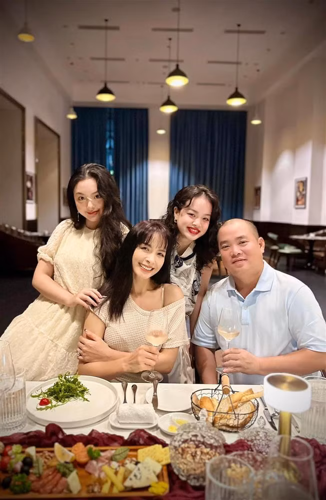 Dù không hoạt động nhiều trong showbiz, Thúy Hạnh và Minh Khang vẫn được yêu mến. Cặp đôi hạnh phúc bên hai con gái xinh xắn.