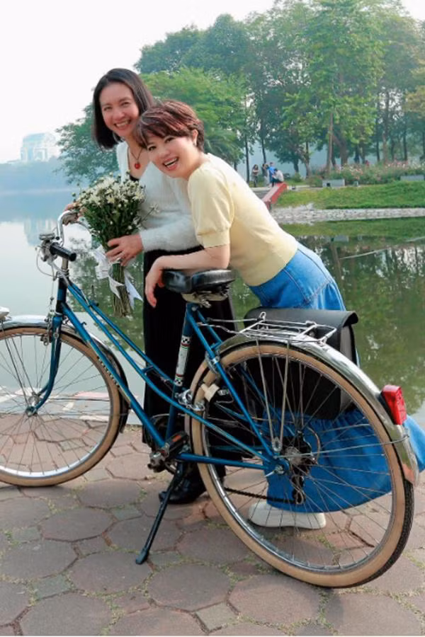 Lúc khác, chị lại diện chân váy jeans trẻ trung năng động.