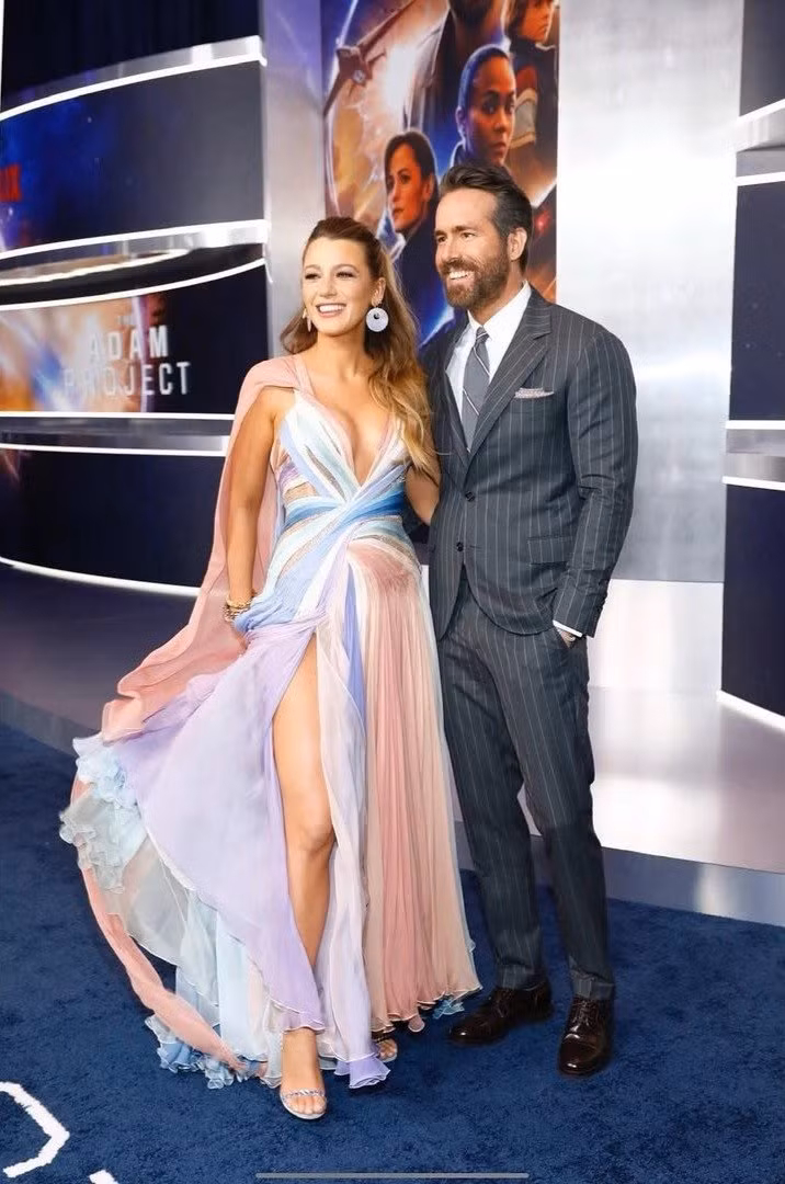 Chồng Blake Lively là tài tử nổi tiếng Ryan Reynolds từng nhiều lần lọt danh sách những diễn viên nam gợi cảm nhất hành tinh.