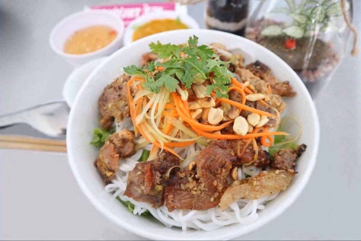 Mon dac san bun thit nuong cua Hue co gi dac biet?-Hinh-2