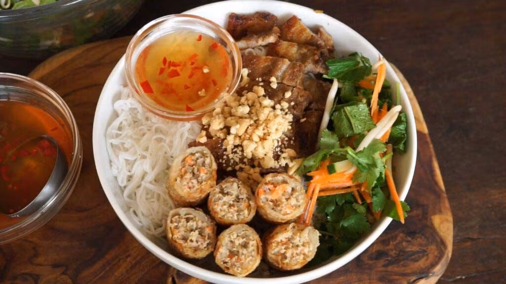 Mon dac san bun thit nuong cua Hue co gi dac biet?-Hinh-4