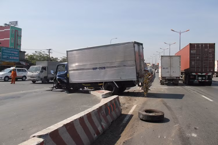 Xe tải roi bánh, lao sang làn duòng nguọc chièu