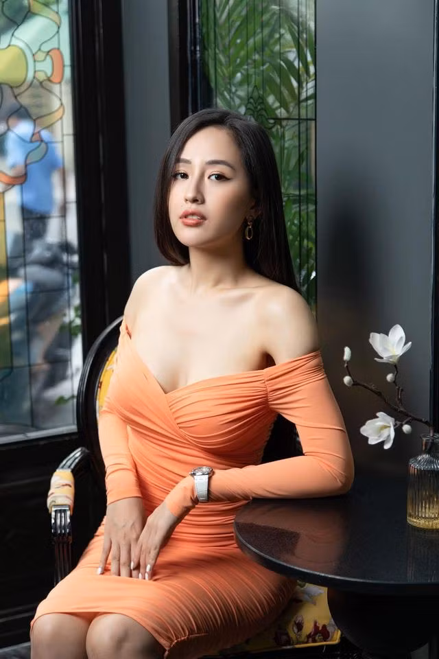Với tông make-up màu cam cùng màu váy, mái tóc thẳng buông xoã tự nhiên, Mai Phương Thuý trẻ trung hơn nhiều so với tuổi thật của mình.