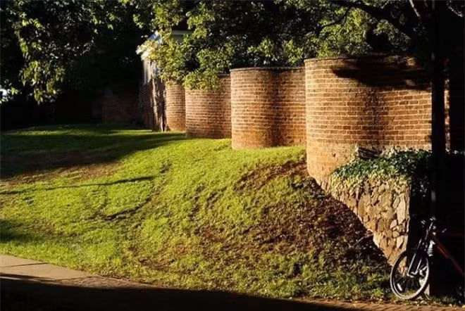 Thomas Jefferson, tổng thống thứ ba của Hoa Kỳ, đã đặc biệt giới thiệu bức tường sóng cho Đại học Virginia, biến mô hình sóng cong trở thành một trong những biểu tượng của trường!
