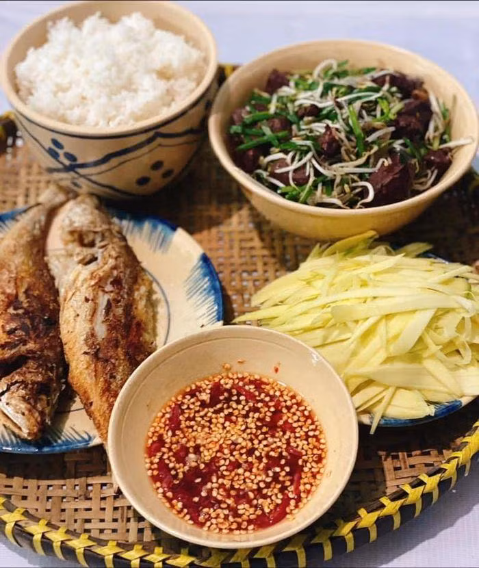 Cá khô một nắng chiên, xoài dầm mắm cay, huyết heo xào giá hẹ