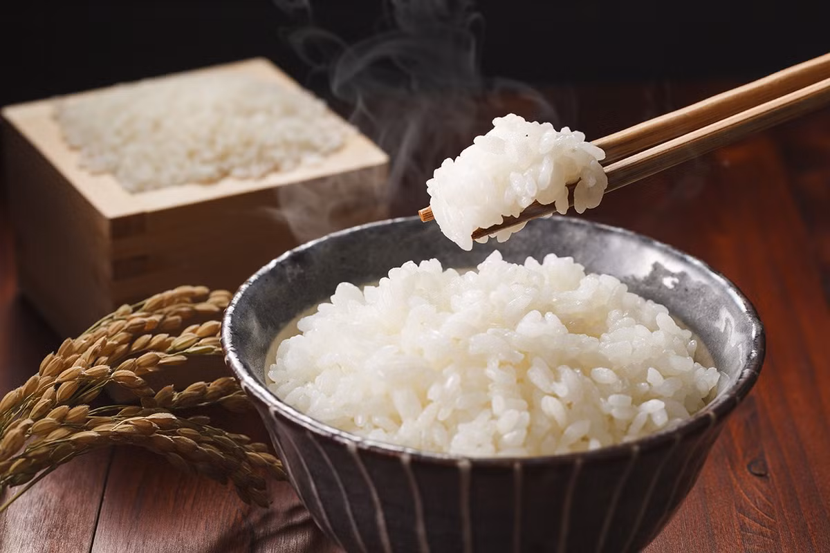  Cơm mới: Gạo từ lúa gặt vào mùa thu được gọi là cơm mới - shinmai, với hương vị khác biệt so với những loại gạo khác trong năm, mềm và ngọt hơn. Shinmai được bán từ tháng 9 đến tháng 12 hàng năm. Ảnh: KCP.