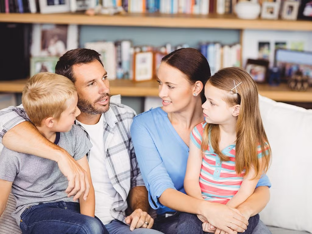  Là người chồng tốt: Một trong những điều bạn có thể thực hiện tốt nhất là tôn trọng mẹ của đám trẻ, một người chồng tốt. Bạn nên dành thời gian để xây dựng mối quan hệ này và giữ cho nó bền chặt. Trẻ thấy cha mẹ tôn trọng lẫn nhau sẽ cảm thấy an toàn hơn. Khi đó, các con cũng cảm thấy được tôn trọng. Ảnh: Parentsmagazine.