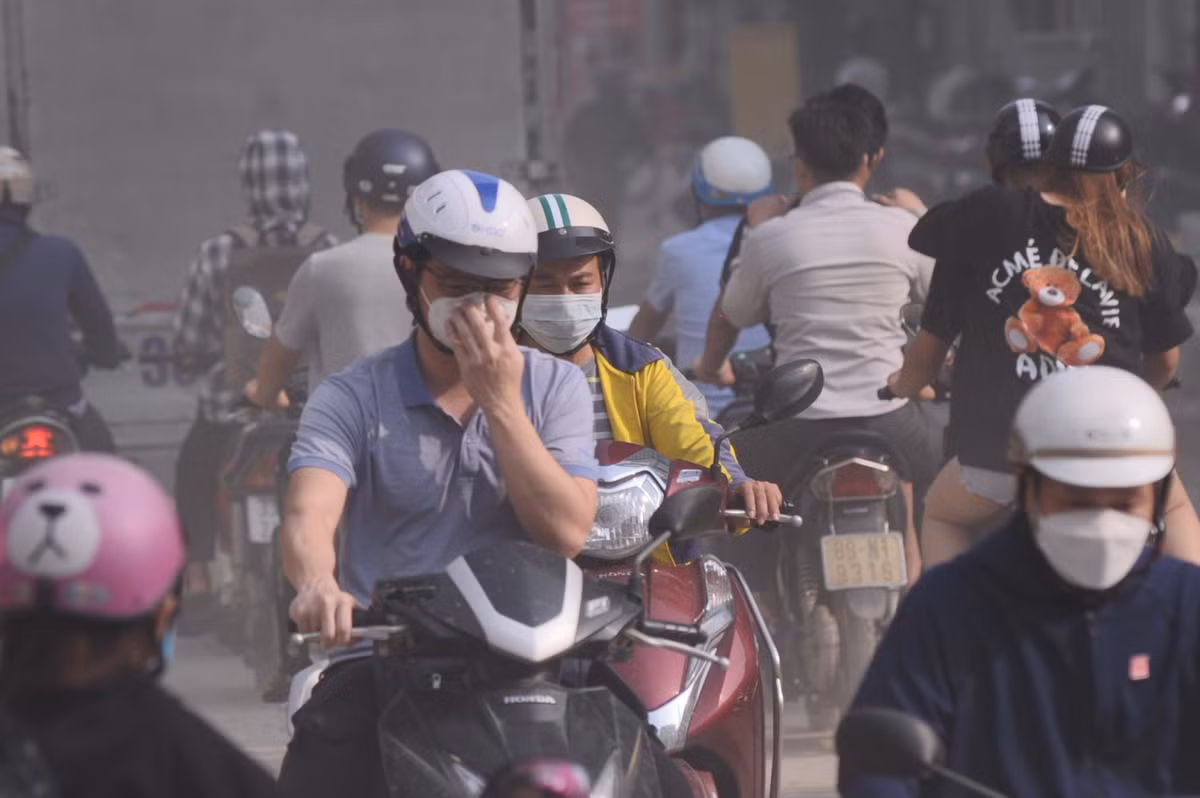 Đây được đánh giá là tuyến phố bụi bặm nhất Hà Nội nhiều năm qua. Người dân sính sống và làm việc gần đó không còn cách nào buộc phải lưu thông qua và hứng chịu bụi bẩn táp vào người.