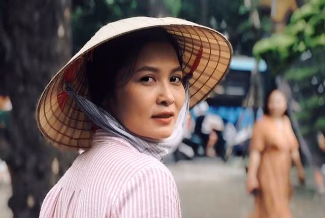 Sau thời gian dài nghỉ đóng phim để tập trung chăm sóc cho gia đình, Thúy Hà bất ngờ trở lại màn ảnh với nhân vật Thuận - một vai nhỏ trong phim 'Những cô gái trong thành phố' (2018) và vai cô Hạnh bán hoa tảo tần trong 'Về nhà đi con'.
