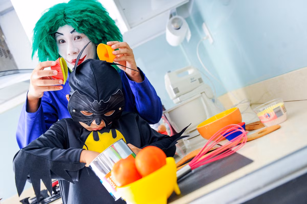 Batman và The Joker vốn không đội trời chung, nhưng bố con Hoàng Bách đã tạo ra một phiên bản mới cực “cute” khi cả hai yêu thương nhau, cùng nhau đùa giỡn và nấu ăn.