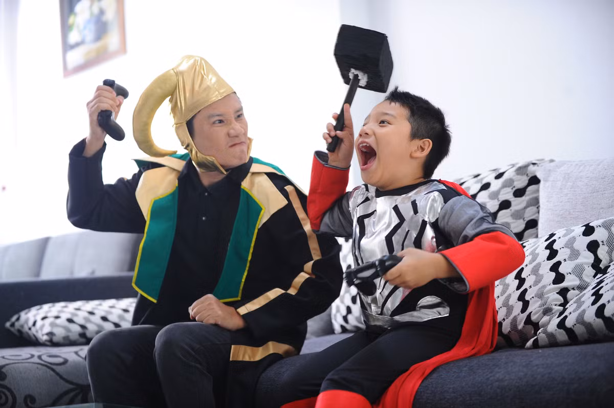 “Trận chiến” kinh điển của hai anh em “Á thần” được diễn ra trên… bộ sofa trong căn hộ gia đình Hoàng Bách. Cả hai quyết định so tài bằng một trận bóng đá đỉnh cao trong máy điện tử Playstation. “Loki” Hoàng Bách liên tục bị “Thần Thor” Tê Giác sút tung lưới. “Thor nhí” có dịp ăn mừng bàn thắng trong khi Loki càng lúc càng phát cáu.
