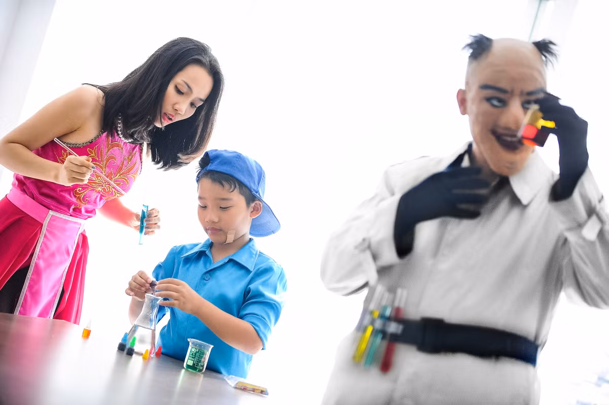 Tranh thủ lúc Tiến Sĩ Đơ đang ngủ quên trong chiến thắng, Chớp Chớp cùng mẹ đã lẻn vào phòng thí nghiệm của hắn.