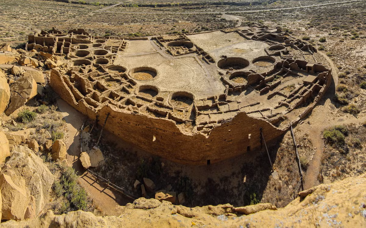 Trong các khu phức hợp ở hẻm núi Chaco, Pueblo Bonito là khu có quy mô lớn nhất với 650 căn phòng và một kiva lớn, tổng thể mang hình chữ D điển hình, tiếp giáp với chân vành đai phía Bắc hẻm núi Chaco. Ảnh: The Traveling Beard.