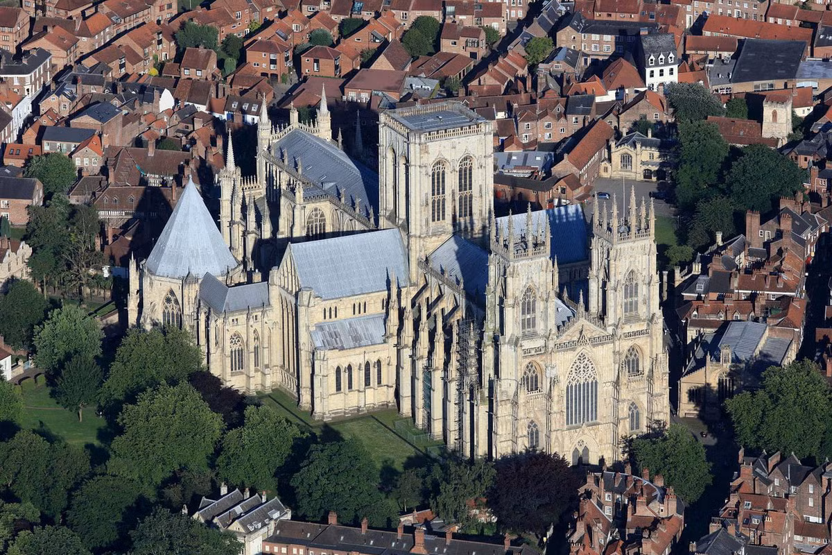 Cùng với mhà thờ Cologne ở Đức, nhà thờ York Minster (York, Anh quốc) là một trong hai nhà thờ Gothic lớn nhất ở phía Bắc châu Âu. Công trình này được xây dựng từ năm 1230-1472, là sự kết hợp tất cả các giai đoạn chính của sự phát triển kiến trúc Gothic ở Anh. Ảnh: Aeroengland.co.uk.