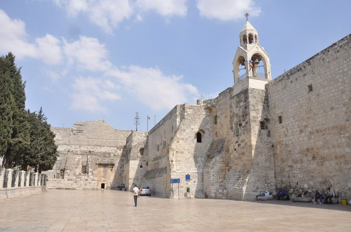 Nằm ở thành phố Bethlehem thuộc vùng lãnh thổ của Nhà nước Palestine, Nhà thờ Giáng Sinh được coi là thánh địa thiêng liêng bậc nhất của các tín đồ Thiên Chúa giáo trên toàn thế giới. Ảnh: Wikipedia.