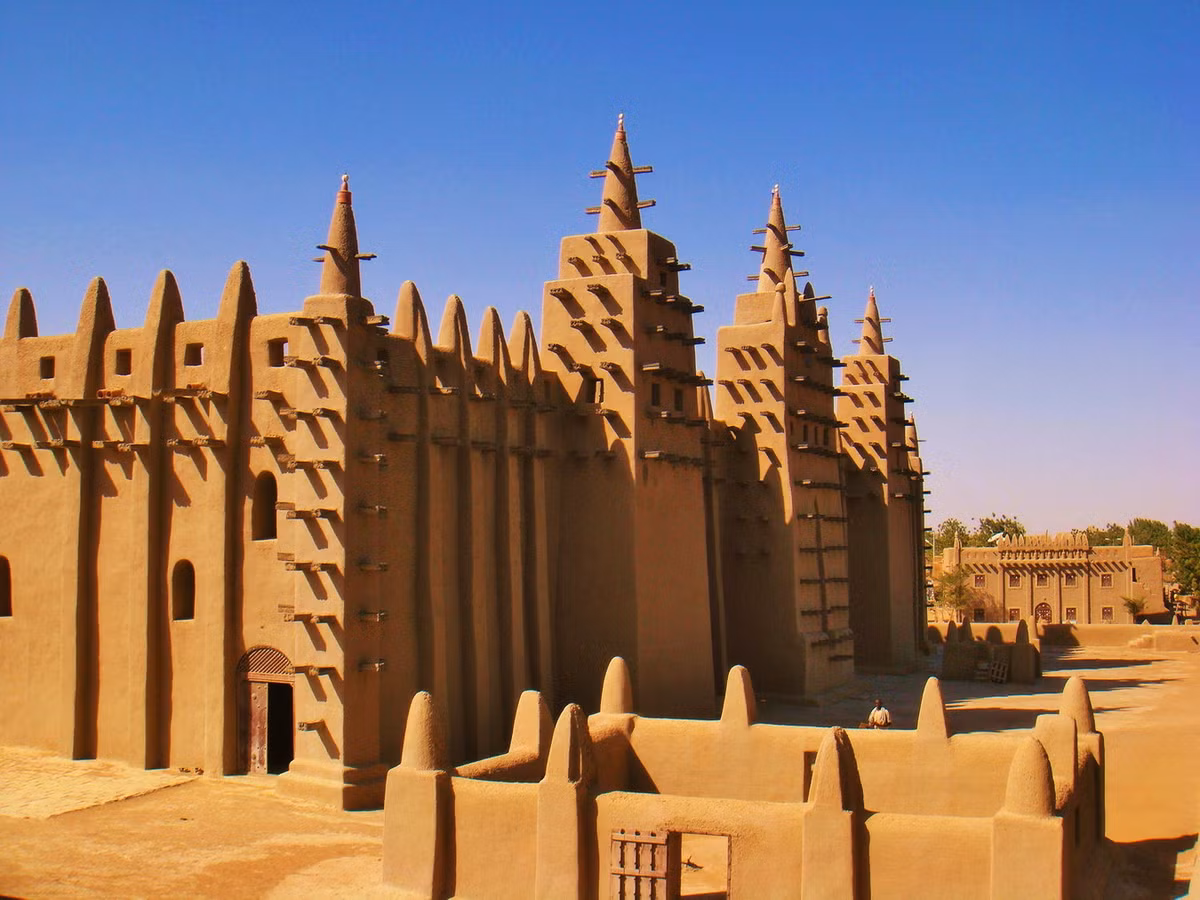 Về tổng thể, thánh đường được xây dựng theo phong cách kiến trúc Sudan – Sahelia với điểm nhấn là ba ngọn tháp và nhiều tháp nhỏ nhô ra trên bức tường chính. Ảnh: The Travel Blog.