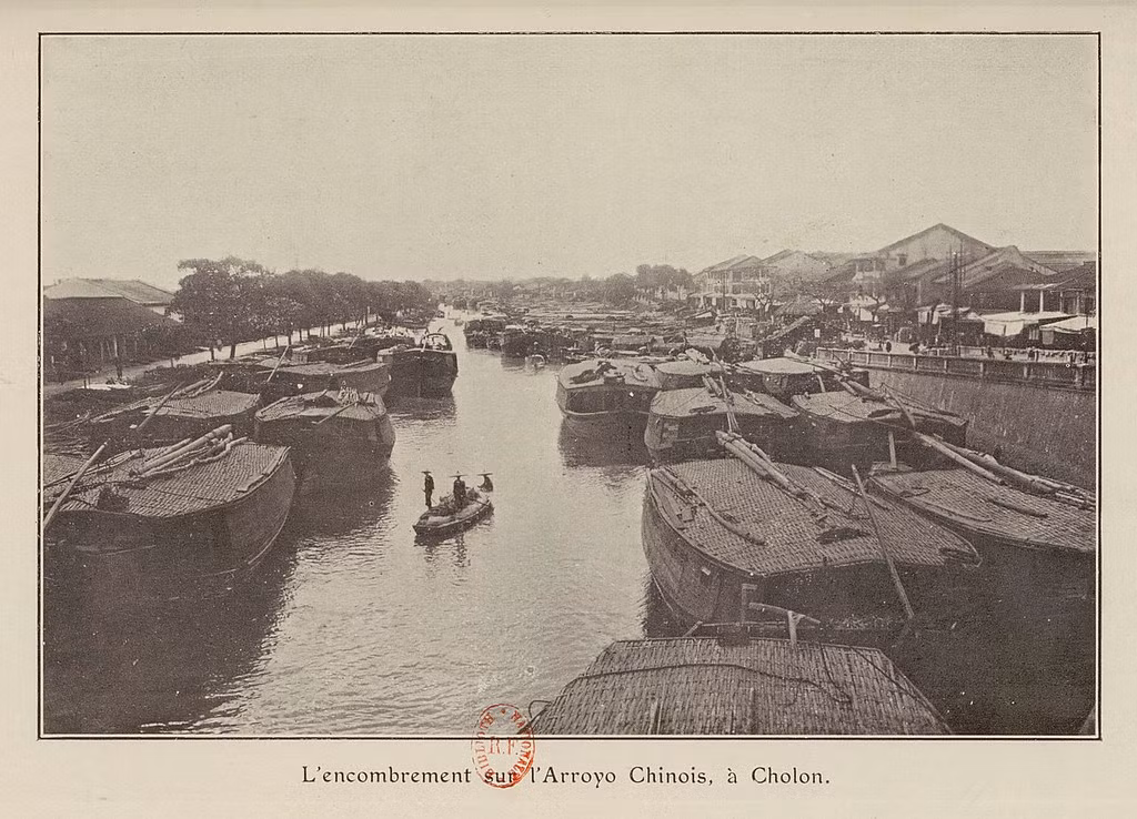 Ghe thuyền đông nghịt trên kênh Tàu Hủ.