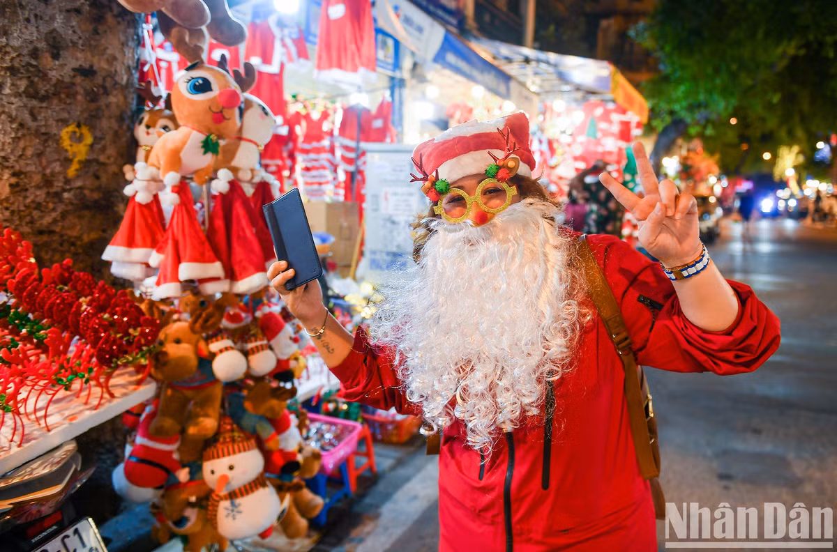 Nhiều du khách nước ngoài đổ dồn về đây để mua sắm và cảm nhận không khí Noel đang đến gần.