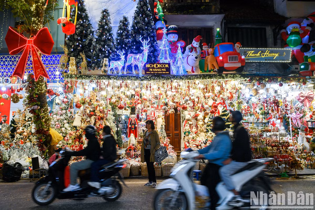 Một cửa hàng trang trí Noel rực rỡ nhất trên phố Hàng Mã với đủ đồ Decor từ tầng 1 lên tới tầng 4 của căn nhà, ánh sáng lung linh mang màu sắc ấm áp của đêm Noel khiến ai đi qua cũng phải ngước nhìn.