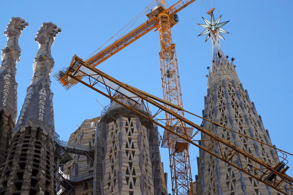 Vào đầu tháng 10 vừa qua, 5 tòa tháp lớn của vương cung thánh đường Sagrada Familia đã được xây xong. Quá trình xây dựng sẽ kết thúc khi tòa tháp cuối cùng được hoàn thiện. Ảnh: The Times.