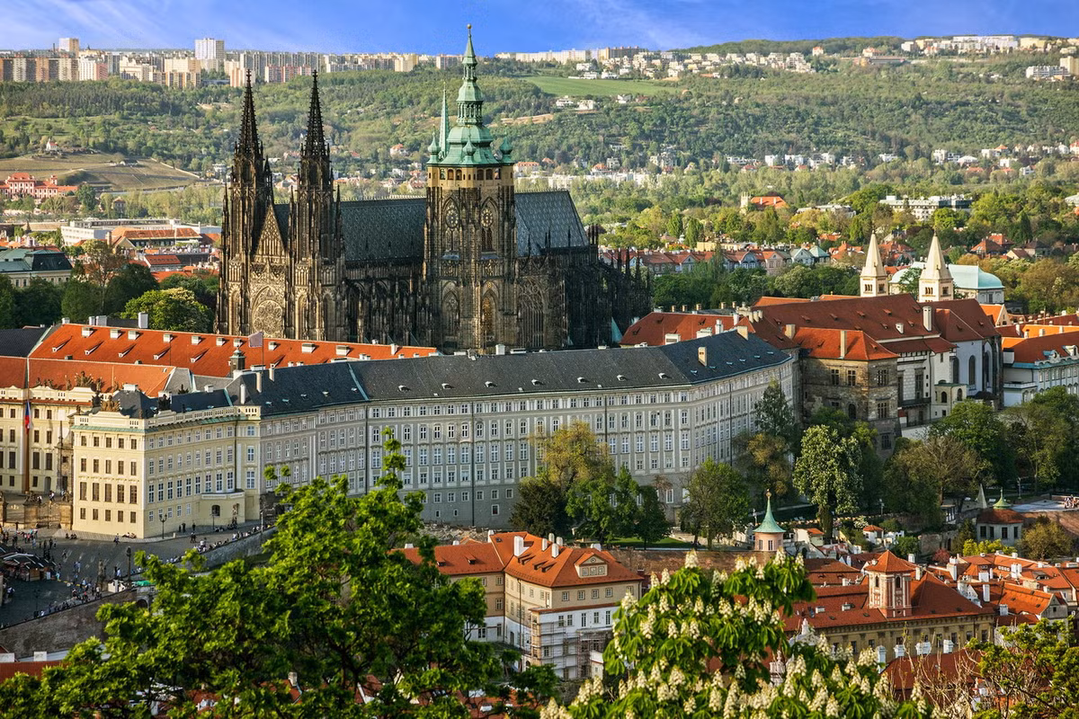 Theo Sách Kỷ lục Guinness, lâu đài Praha có chiều dài 570 mét và rộng 130 mét, là tòa lâu đài cổ lớn nhất thế giới. Ảnh: Thrillophilia.