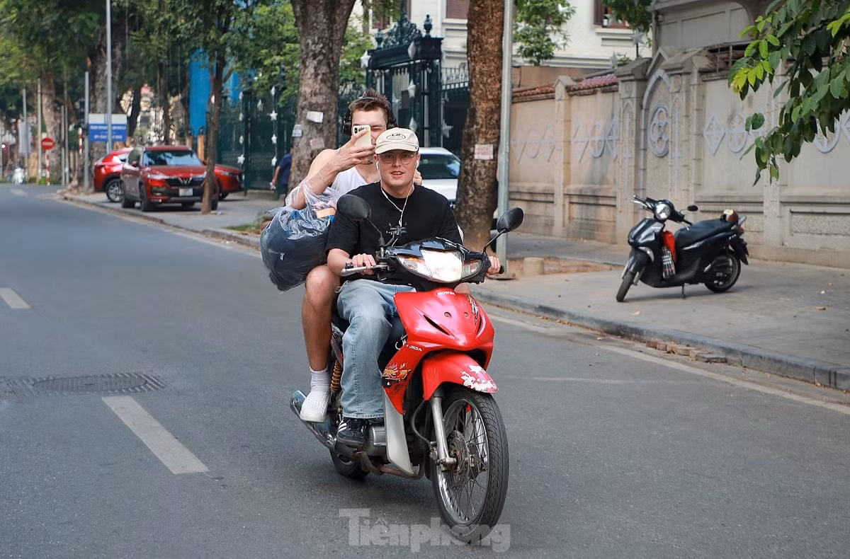 Khách Tây đầu trần, phóng xe máy trên đường phố Hà Nội - Hình 3 Khach Tay dau tran, phong xe may tren duong pho Ha Noi-Hinh-3
