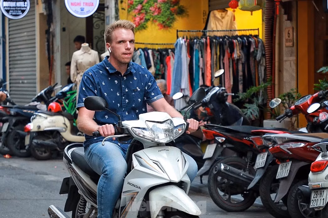 Khách Tây đầu trần, phóng xe máy trên đường phố Hà Nội Khach Tay dau tran, phong xe may tren duong pho Ha Noi