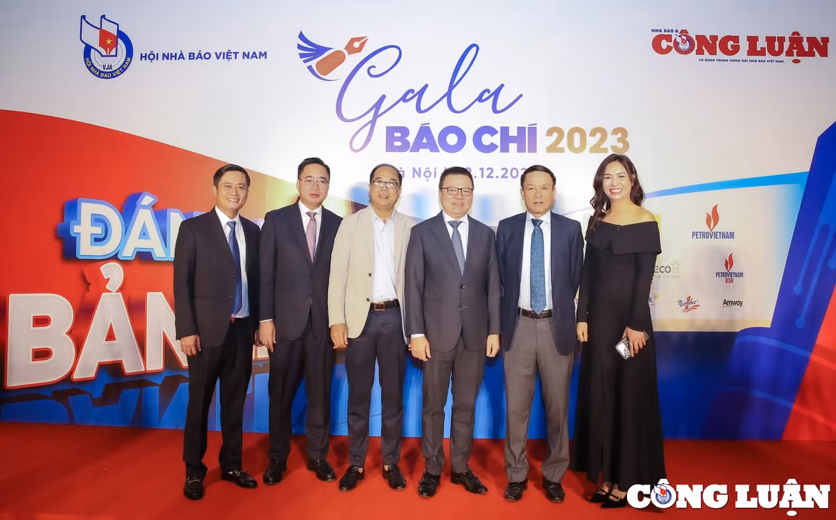 Gala Báo chí 2023 - Trao giải ảnh “Khoảnh khắc báo chí 2022”: Tôn vinh bản lĩnh dấn thân, lan toả sức sáng tạo - Hình 9 Gala Bao chi 2023 - Trao giai anh “Khoanh khac bao chi 2022”: Ton vinh ban linh dan than, lan toa suc sang tao-Hinh-9
