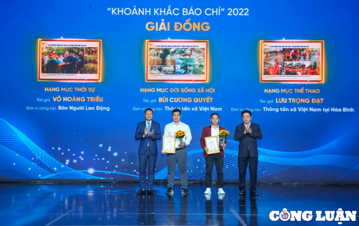 Gala Báo chí 2023 - Trao giải ảnh “Khoảnh khắc báo chí 2022”: Tôn vinh bản lĩnh dấn thân, lan toả sức sáng tạo - Hình 5 Gala Bao chi 2023 - Trao giai anh “Khoanh khac bao chi 2022”: Ton vinh ban linh dan than, lan toa suc sang tao-Hinh-5