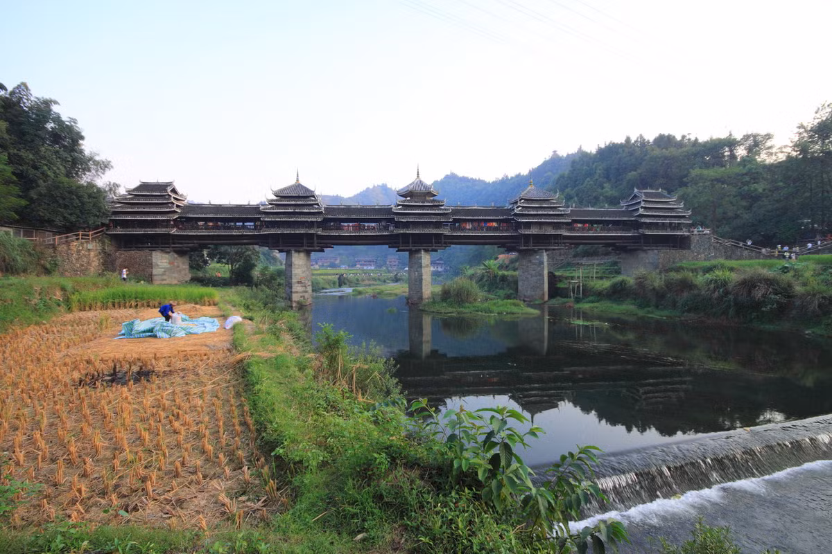 Vẻ đẹp của cầu còn được tôn lên do khung cảnh thơ mộng với những cánh đồng và khu rừng trải dài theo những sườn đồi thoai thoải. Ảnh: Wikipedia.