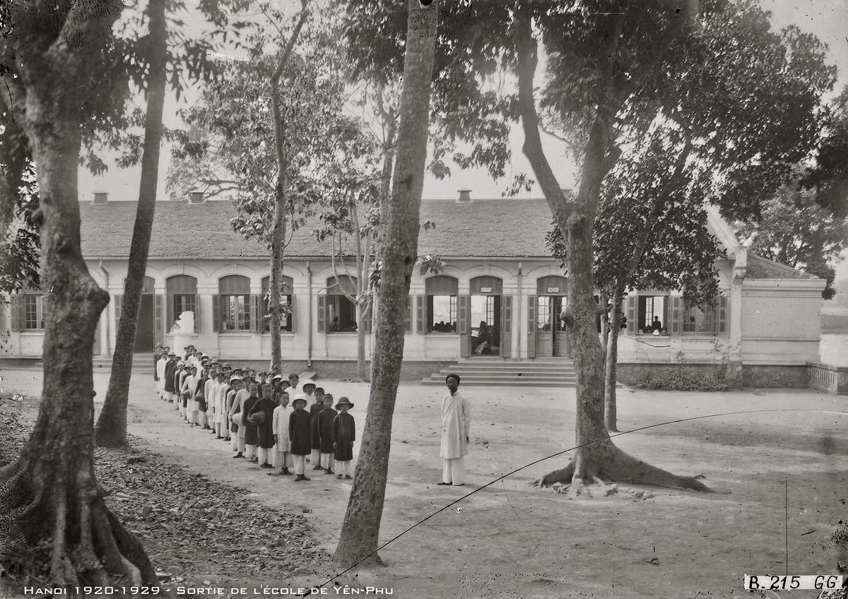 Giờ tan học ở trường Yên Phụ, tức trường Bưởi - Chu Văn An, Hà Nội thập niên 1920.