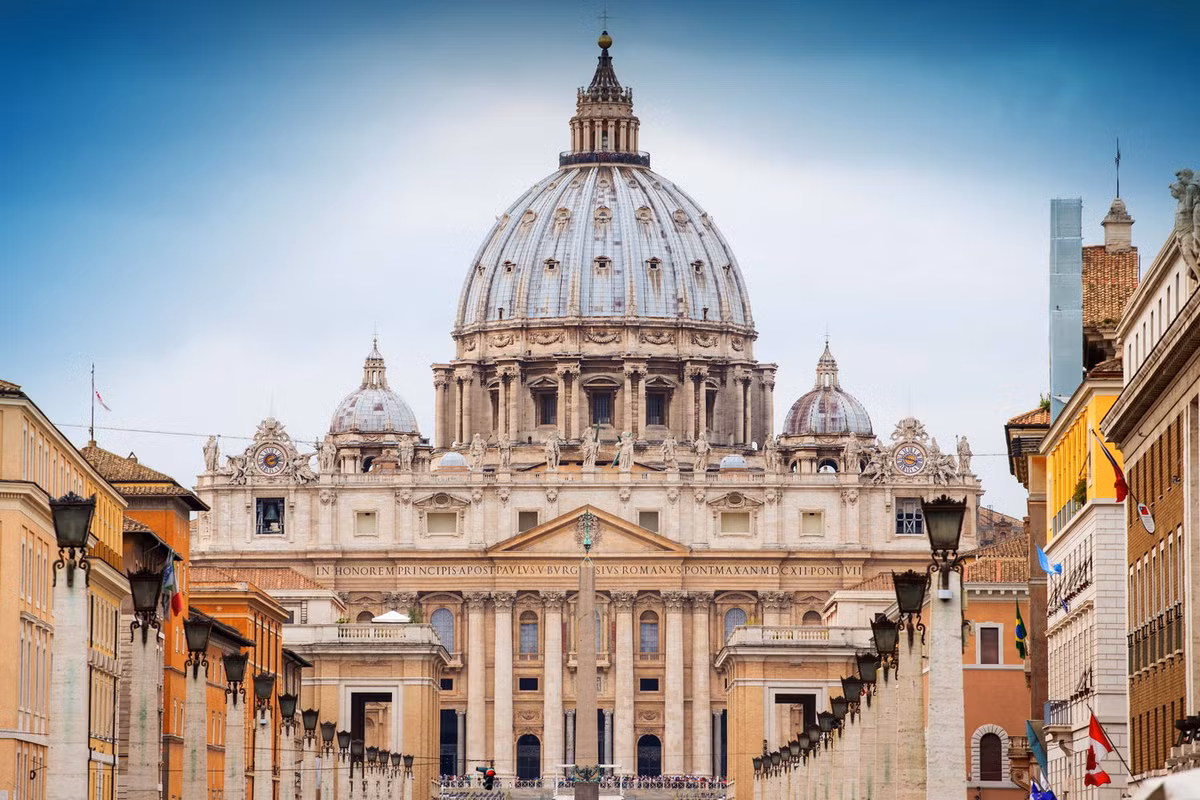 Dù không phải là nhà thờ số một của Giáo hội Công giáo Roma nhưng vương cung Thánh đường Thánh Phêrô luôn được coi là một trong những nơi linh thiêng nhất của các tín đồ Công giáo. Ảnh: Vatican Tickets.