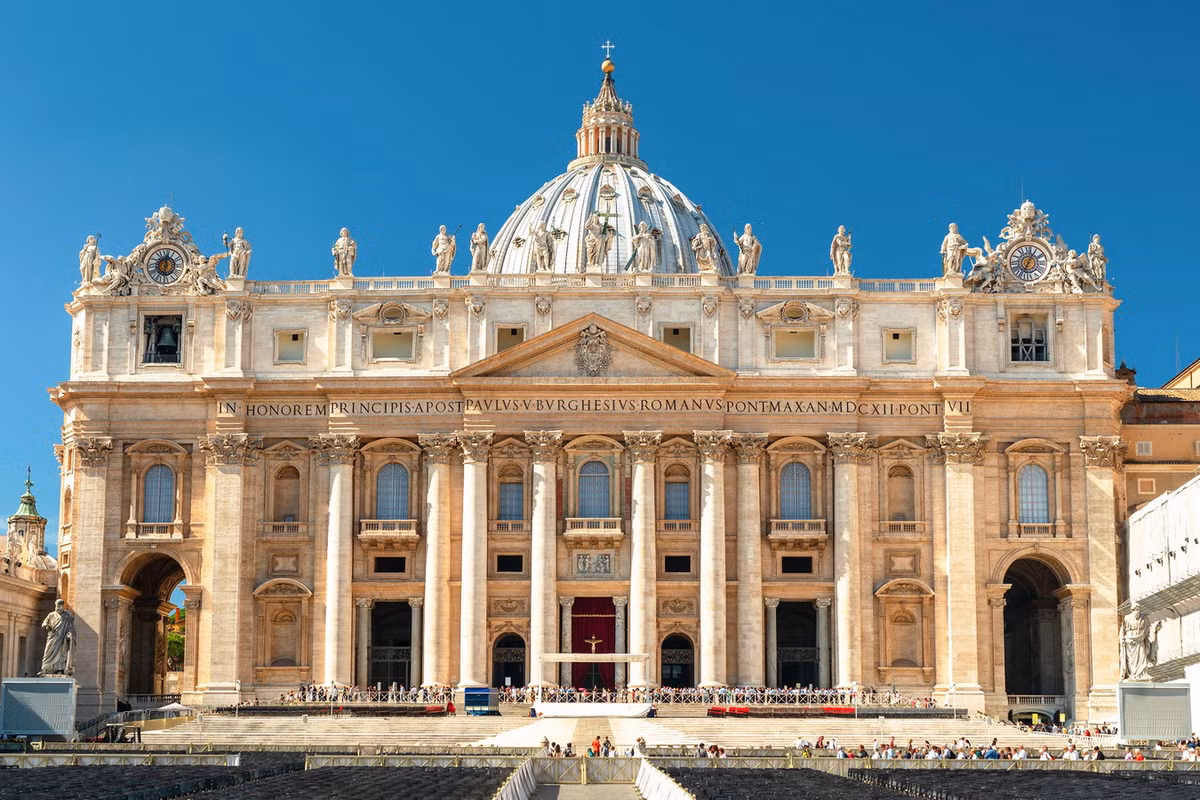 Tuy nhiên, Michelangelo phải nhường vị trí này cho Donato Bramante do một số tranh cãi về việc có nên phá bỏ các dấu tích của nhà thờ cũ hay không. Bramante đã cho phá bỏ hầu hết nền nhà thờ 1.200 năm tuổi cùng với các cây cột. Ảnh: CNN.