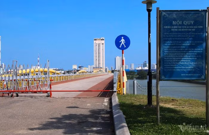 Bắt đầu từ năm 2025 đến cuối năm 2028 sẽ có thêm các gian hàng kinh doanh, bán đồ lưu niệm, sản phẩm OCOP, xe/quầy di động phục vụ giải khát và thức ăn nhanh. Vào dịp cuối tuần, lễ tết sẽ có các sự kiện, lễ hội đặc sắc tại sân phía Bắc hoặc sân phía Nam công viên bờ Đông và trên cầu Nguyễn Văn Trỗi.