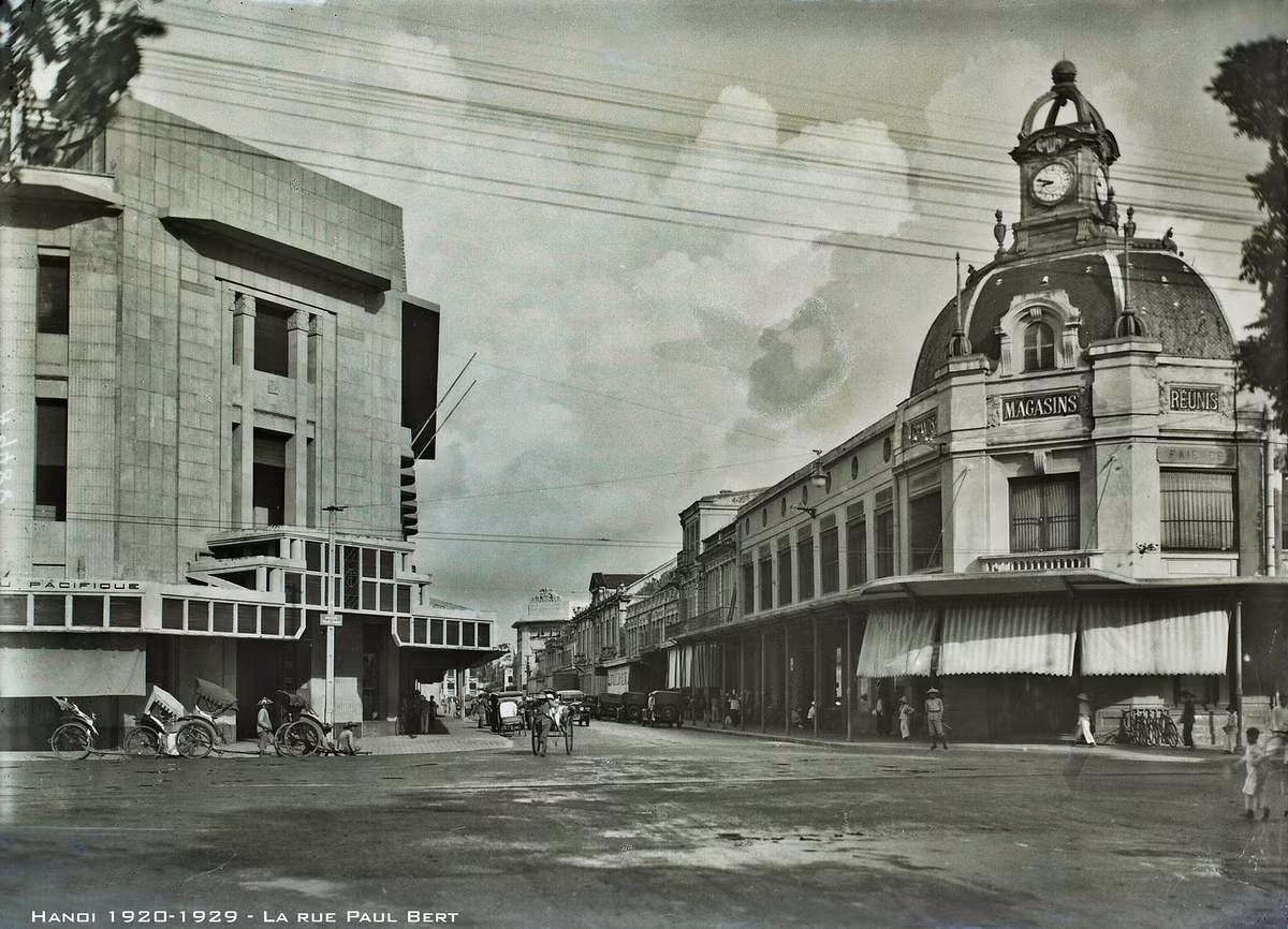 Phố Paul Bert nhìn từ bờ hồ Gươm. Tòa nhà bên phải là tòa nhà Grands Magasins Reunis, nay là TTTM Tràng Tiền Plaza.
