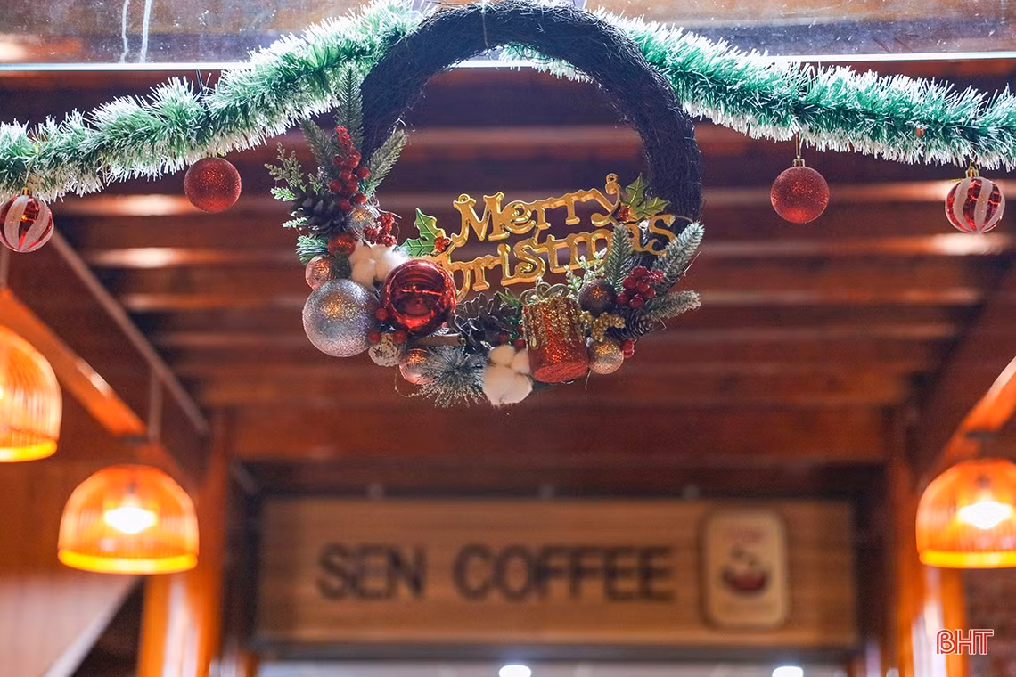 Tại Sen Coffee (đường Sử Hy Nhan, TP Hà Tĩnh), việc chuẩn bị cho lễ Noel đã hoàn tất với nhiều gam màu tươi mới.