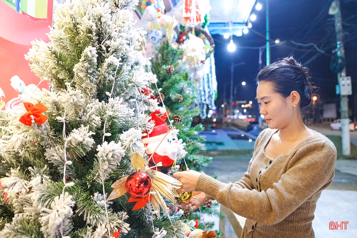 Các cửa hàng lưu niệm trên đường Phan Đình Phùng đã nhập về nhiều loại đồ trang trí với mẫu mã đa dạng, bắt mắt hơn năm ngoái nhằm phục vụ nhu cầu của khách hàng.