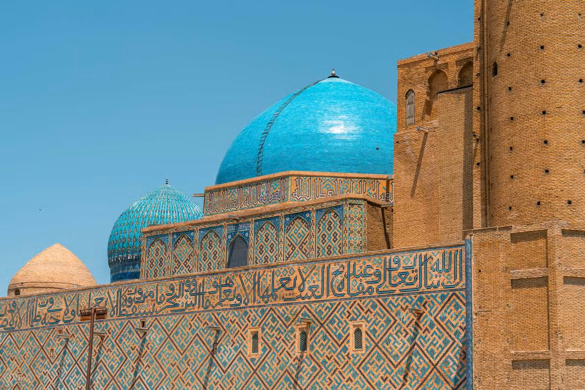 Mái vòm hình cầu của lăng mộ Khoja Ahmed Yasawi là mái vòm cổ có quy mô lớn bậc nhất khu vực Trung Á. Ảnh: BucketListly Blog.